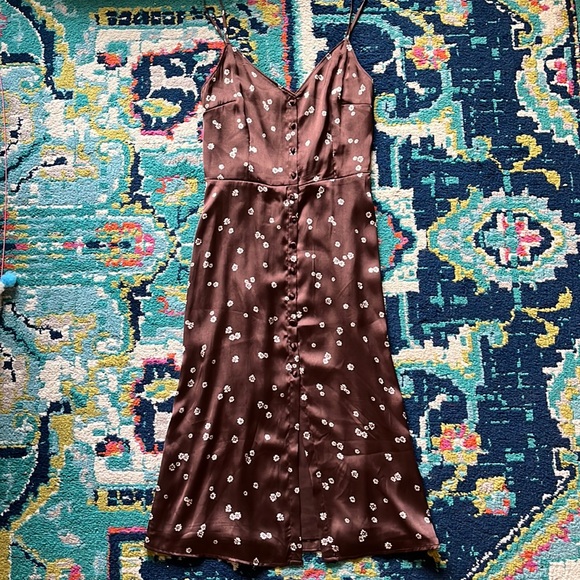 Abercrombie & Fitch Dresses & Skirts - Abercrombie and Fitch brown satin dress with white daisies 🌼